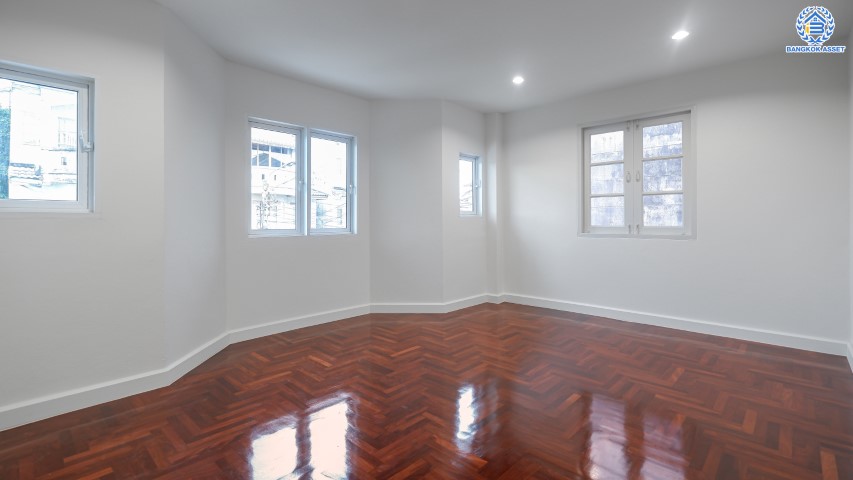 บ้านมือสองตกแต่งใหม่ ม.เศรณี สรงประภา-ดอนเมือง บนเนื้อที่ 30.3 ตร.ว. ฟังก์ชัน 4 ห้องนอน 3 ห้องน้ำ 1 ที่จอดรถ ทาวน์เฮ้าส์ส่วนตัว หลังบ้านไม่ติดใคร ราคาคุ้มสุดในย่านนี้! ใกล้สนามบินดอนเมือง, ทางด่วน "ศรีสมาน" และรถไฟฟ้าสายสีแดง "สถานีดอนเมือง"